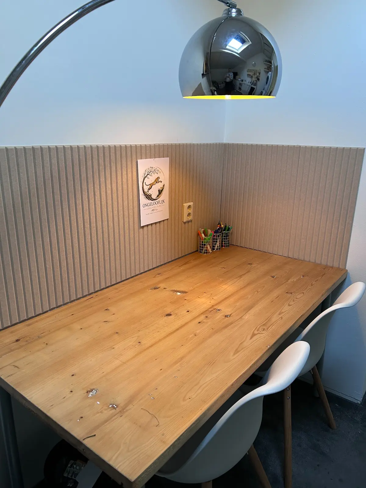 Rustige werkplek in de praktijk met een houten tafel, stoelen en schrijfmateriaal