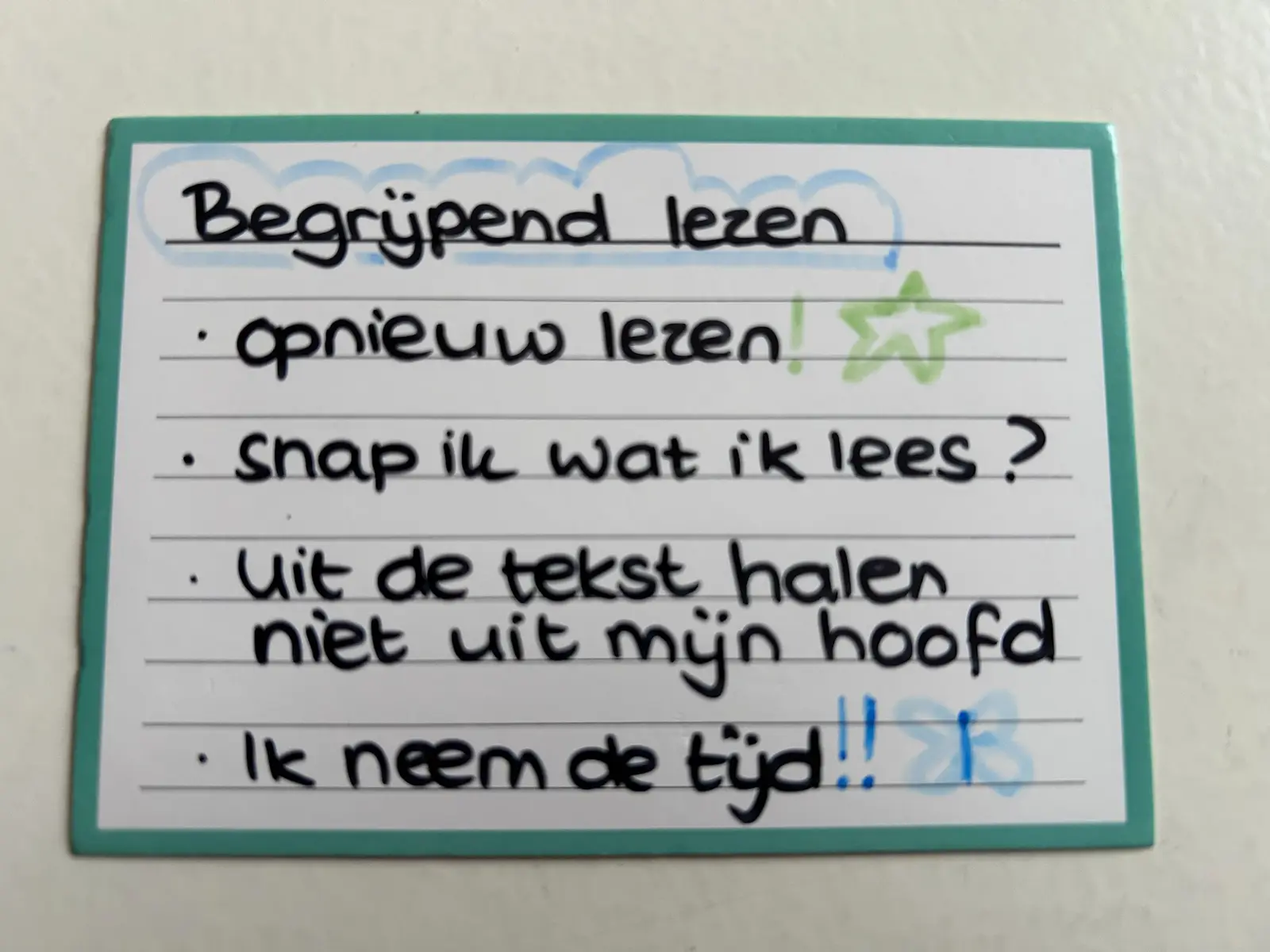 Handgeschreven strategiekaartje met aandachtspunten voor begrijpend lezen