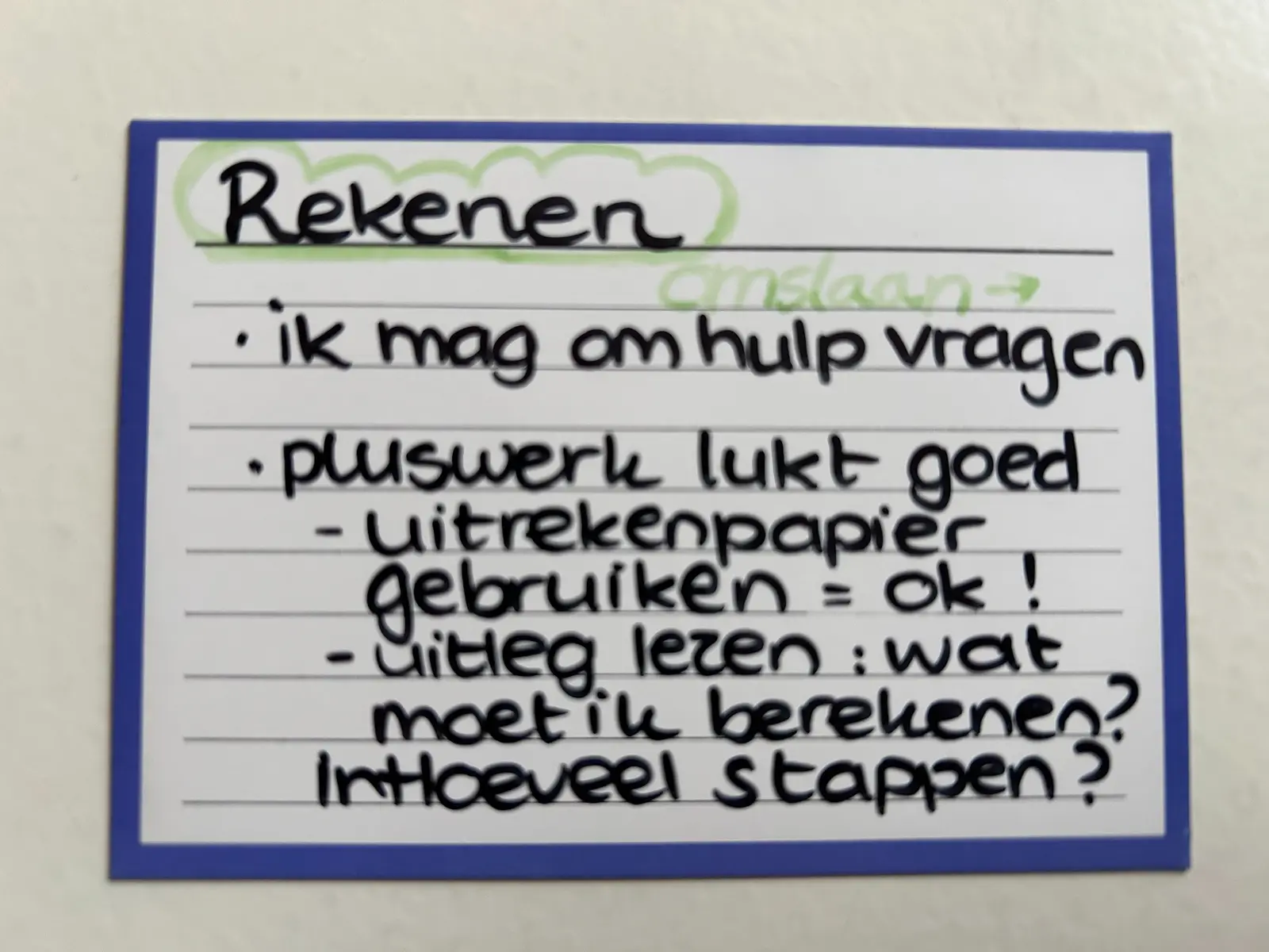 Handgeschreven strategiekaartje met aandachtspunten voor rekenen